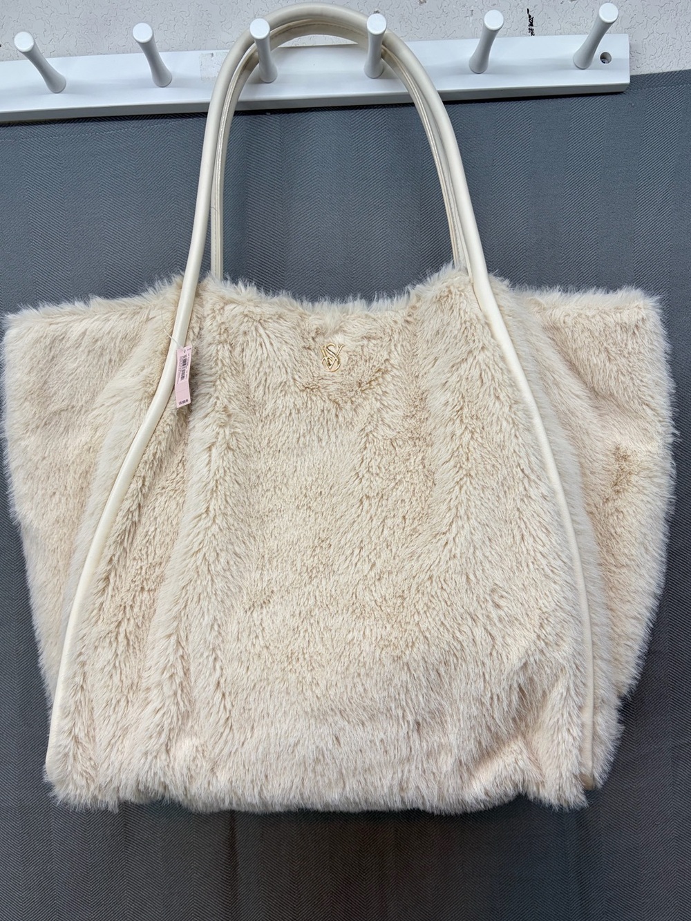 NWT Victoria’s Secret faux fur cream colored shoulder strap bag snap closure